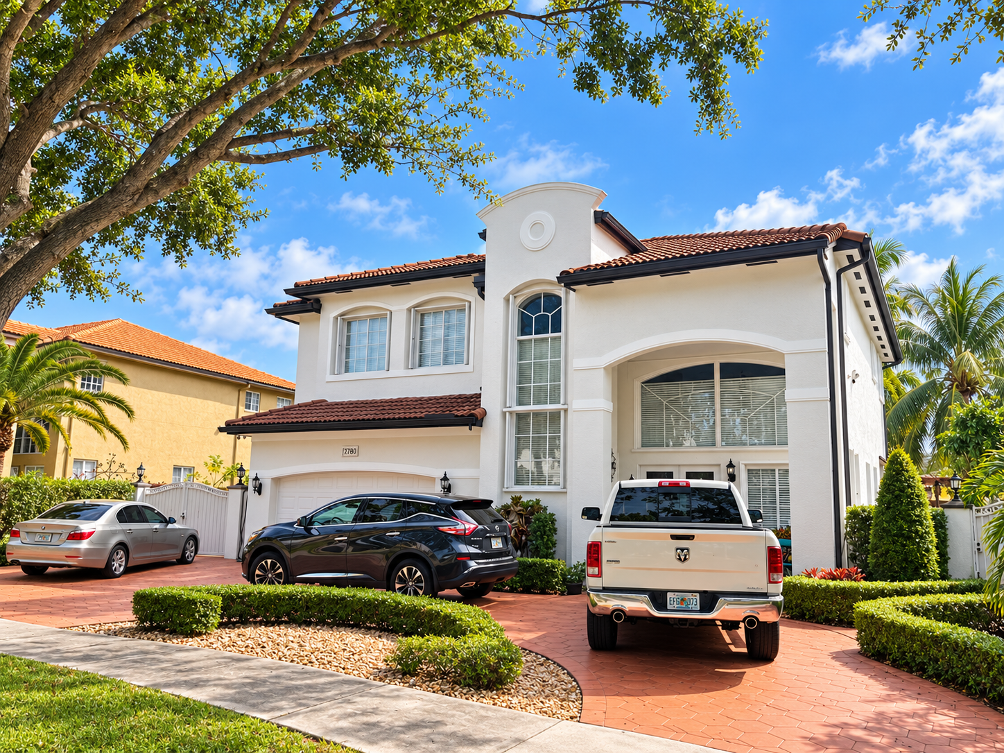 Casa residencial de South Florida con techo inclinado